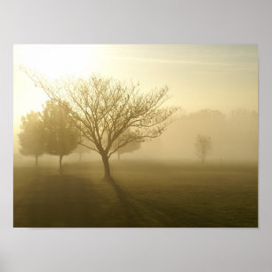 Goldener nebliger Morgen Sonnenaufgang in den Ozar Poster