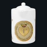 Goldener Ocker 1. oder 50.<br><div class="desc">Leider, ein reizender, klassisch gestalteter Teekessel zur Ehrung ihres 1. oder 50. Hochzeitstages mit einem Herzemblem und Medaillonentext, wie besonders ist das?! Goldener Ocker mit verzierter Herzgrafik, für eine Touch des Romantik. Wenn Sie eine Anpassung oder Illustration nur für Sie, einfach schreiben Sie mir und ich komme gleich zurück!</div>