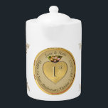 Goldener Ocker 1. oder 50.<br><div class="desc">Leider,  ein reizender,  klassisch gestalteter Teekessel zur Ehrung ihres 1. oder 50. Hochzeitstages mit einem Herzemblem und Medaillonentext,  wie besonders ist das?! Goldener Ocker mit verzierter Herzgrafik,  für eine Touch des Romantik. Wenn Sie eine Anpassung oder Illustration nur für Sie,  einfach schreiben Sie mir und ich komme gleich zurück!</div>
