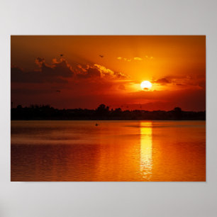 Goldener Oranges Sonnenuntergang über einem ruhige Poster