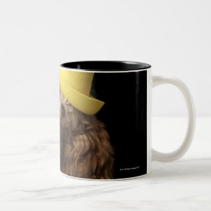Goldener Pudel-Hund, der einen gelben Clownhut Zweifarbige Tasse
