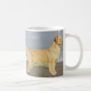Goldener Retriever auf der Strand-Tasse Kaffeetasse