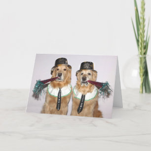 Goldener Retriever bläst Neujahrshörner Karte