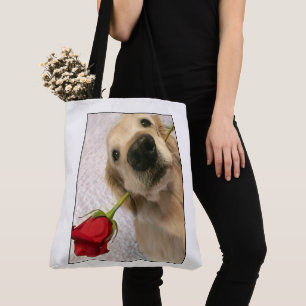 Goldener Retriever-Hund mit Roter Rose