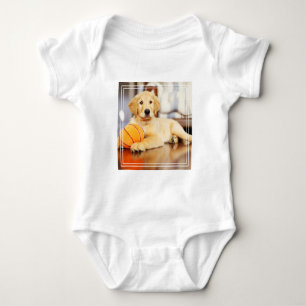 Goldener Retriever mit Basketballspielzeug Baby Strampler
