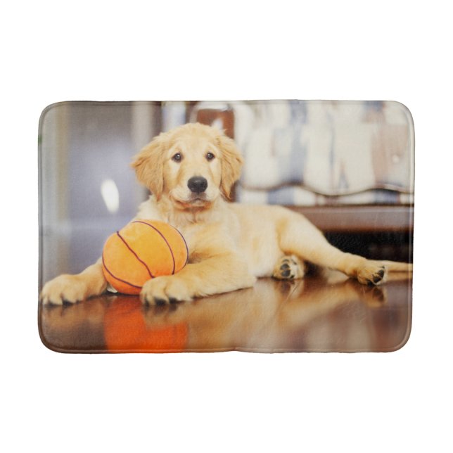 Goldener Retriever mit Basketballspielzeug Badematte (Vorderseite)