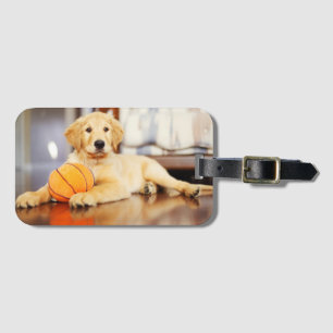 Goldener Retriever mit Basketballspielzeug Gepäckanhänger