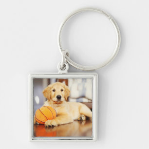 Goldener Retriever mit Basketballspielzeug Schlüsselanhänger