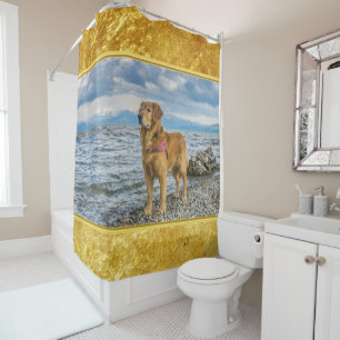 Goldener Retriever stehend auf dem blauen Ozean Duschvorhang
