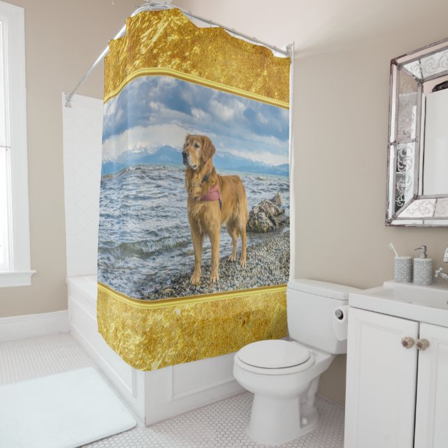 Goldener Retriever stehend auf dem blauen Ozean Duschvorhang (Beispiel)