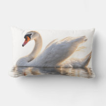 Goldener Schwan auf Wasser