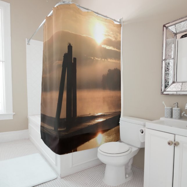 Goldener Sonnenaufgang über dem Duschvorhang (Beispiel)