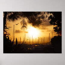 Goldener Sonnenaufgang über dem Hafen