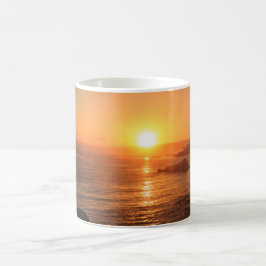 Goldener Sonnenuntergang für spezielle Momente im Tasse