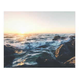Goldener Sonnenuntergang Ozeanwellen auf Felsen Ru Fotodruck