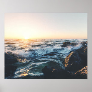 Goldener Sonnenuntergang Ozeanwellen auf Felsen Ru Poster
