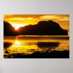 Goldener Sonnenuntergang über der Bucht Poster