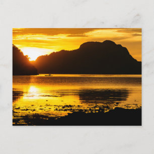 Goldener Sonnenuntergang über der Bucht Postkarte