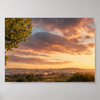 Goldener Sonnenuntergang über Stadtpanorama - Warm Poster
