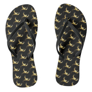 Goldener Vogel auf schwarzem Hintergrund Flip Flops