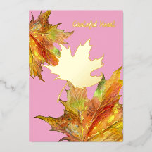 Goldenes Ahornblatt auf rosa