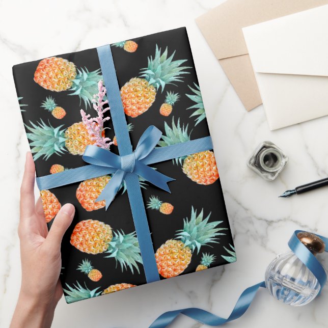 Goldenes Ananas-Muster auf schwarz | Tropisches Ob Geschenkpapier (Schenken)