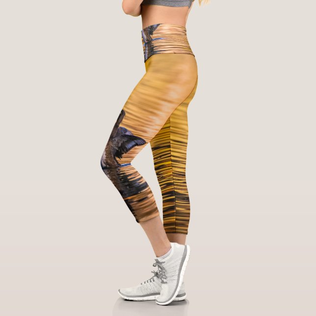 Goldenes Auge auf einem goldenen See Capri Leggings (Links)
