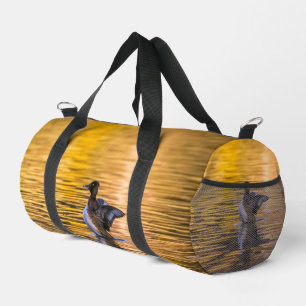 Goldenes Auge auf einem goldenen See Duffle Bag