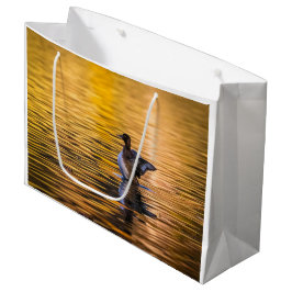 Goldenes Auge auf einem goldenen See Große Geschenktüte