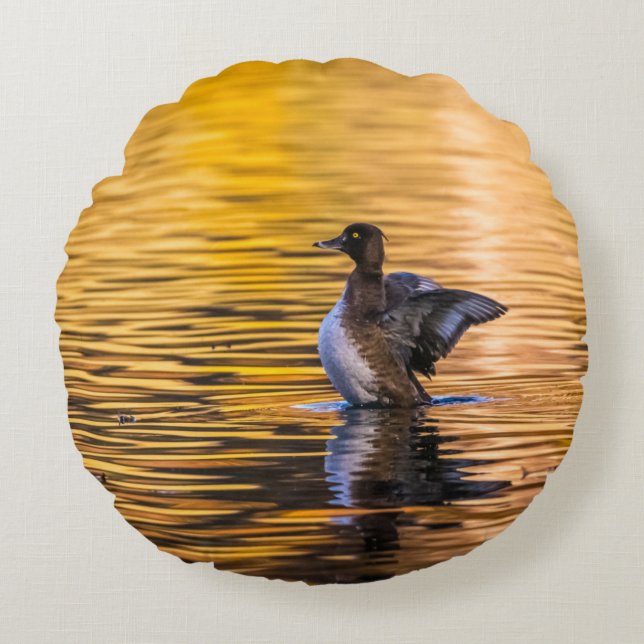 Goldenes Auge auf einem goldenen See Rundes Kissen (Vorderseite)