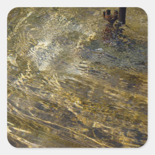 Goldenes Brunnen-Wasser Quadratischer Aufkleber