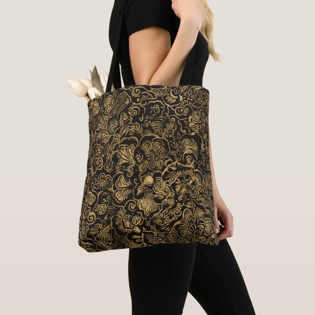 Goldenes florales Barockmuster auf Schwarz (Von Nahem)