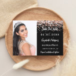 Goldenes Foto aus Quinceanera-Rose Save the Date Ankündigungspostkarte<br><div class="desc">Fügen Sie ein Foto in vertikaler Größe hinzu. Schwarze Hintergrundfarbe,  verziert mit Rose Gold Imitate Glitzer,  Glitzern. Personalisieren und fügen Sie einen Namen und die Details.</div>