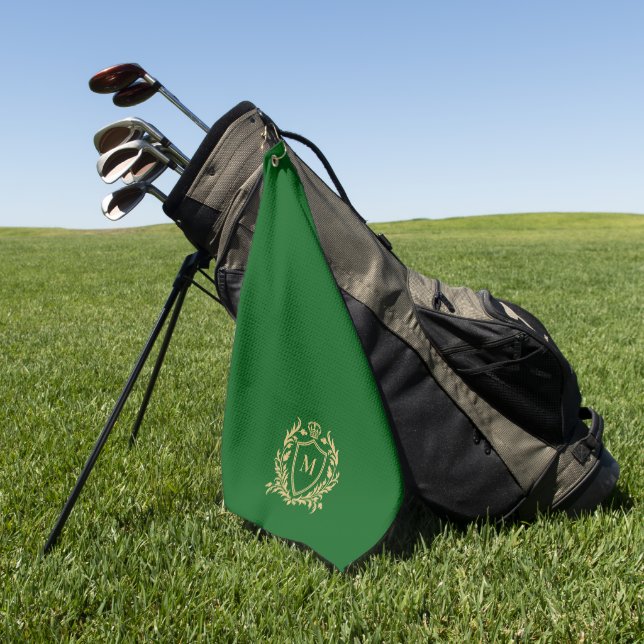 Goldenes Heraldikschild-Monogramm auf Grün Golfhandtuch (Gras)
