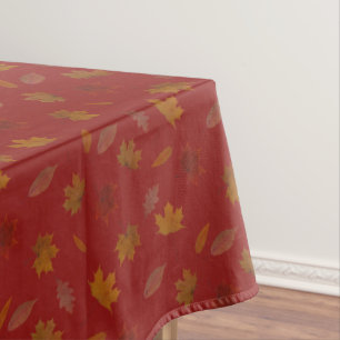 Goldenes Herbst-Blätter auf roter Tischdecke