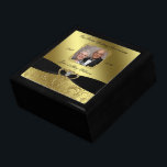 Goldenes Hochzeitstag Foto Geschenkboxen<br><div class="desc">Ein Digitalbcon-Bilderdesign mit einem Black Satin Ribbon und Gold Glitzer Blühe Frame-Thema mit einer Vielzahl von individuellen Bildern, Formen, Mustern, Stilen und Schriftart in dieser einzigartigen "Golden Wedding Anniversary"-Foto-Geschenkboxen. Dieses elegante und attraktive Design kommt mit individualisierbarem Foto-Bild und Textschrift auf der Vorderseite und wird Ihnen mit Sicherheit jahrelangen Genuss beim...</div>