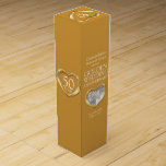 Goldenes Hochzeitstag Foto Weinkiste Wein-Geschenkverpackung<br><div class="desc">Goldene Jubiläumsgeschenk Wein oder Spirituosen Box. Schöne flüssige goldene Herzwirkung auf die goldene Farbe mit Fotovorlage Golden Wedding Anniversary Weinkiste Verpackung. Passen Sie mit Ihren eigenen Empfängern Namen oder Verwandten Details und Foto an. Das 50. Jubiläum wird traditionell mit Gold assoziiert. Aktuell liest Gratulationen Melanie & Richard über Ihr goldenes...</div>