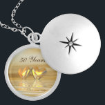 Goldenes Jahr Herz Medaillon<br><div class="desc">Als großartiges 50-jähriges Jubiläumsgeschenk hat diese Halskette mein Kunstwerk einer goldenen und gelben Szene mit goldfarbenen Herzen, die auf dem Wasser schweben. Der anpassbare Text sagt "50 Jahre".</div>