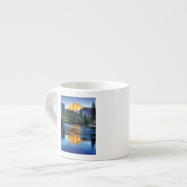 Goldenes Licht auf halber Haube Espressotasse (Vorderseite Links)