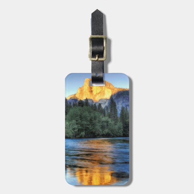 Goldenes Licht auf halber Haube Gepäckanhänger (Vorderseite vertikal)