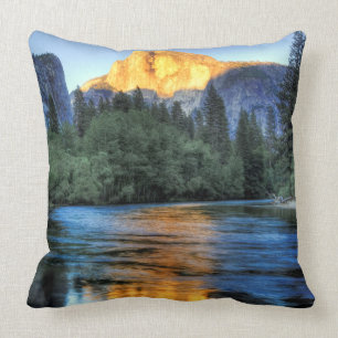 Goldenes Licht auf halber Haube Kissen