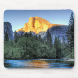 Goldenes Licht auf halber Haube Mousepad