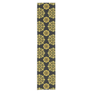 Goldenes Mandala-Design mit symmetrischen Mustern Kurzer Tischläufer