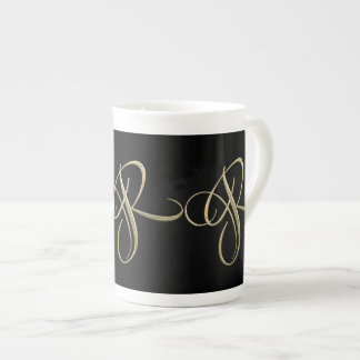 Goldenes Monogramm der Initiale R Prozellantasse