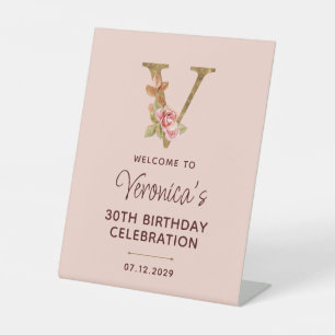 Goldenes Monogramm Letter V mit rosa Rosen-Schild Sockelschild
