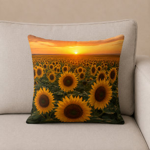 Goldenes Sonnenblumenfeld bei Sonnenuntergang Kissen