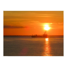 Goldenes Sonnenuntergangs-Schiffssilhouette Cozume