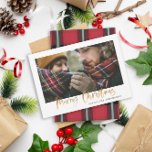Goldenes Weihnachtsrot und kariertes Foto Feiertagskarte<br><div class="desc">Stilvolles Drehbuch,  fröhliche Weihnachten mit der Koordination von Rot und Grün Karo Tartan Backer Design. Platz für ein Single Foto Design.</div>