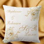 Goldfarbige Monografie-Hochzeit Kissen<br><div class="desc">Gold Winter florale Monogramm Logo Hochzeitswurf Kissen. Großartiges Geschenk für frische Weds. Einfache Anpassung der Bräutigamen,  Initialen und Hochzeitstermin. Bestelle noch heute!</div>