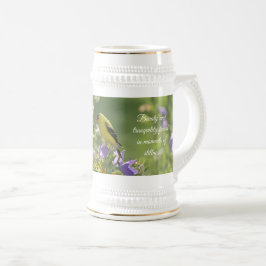 Goldfinch auf einer Harebell-Blume Bierglas